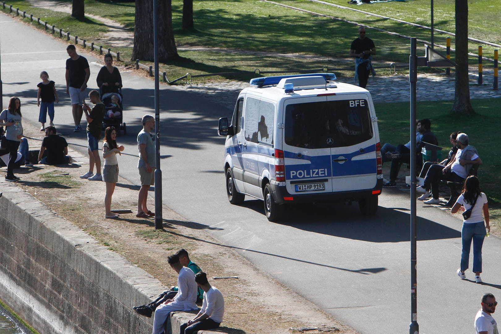 Eine Polizeistreife kontrollierte die Einhaltung der Kontaktverbote sowie Mindestabstände am Mainufer in Frankfurt: Im April und Mai verhängte das Ordnungsamt knapp 1.780 Bußgeldbescheide.