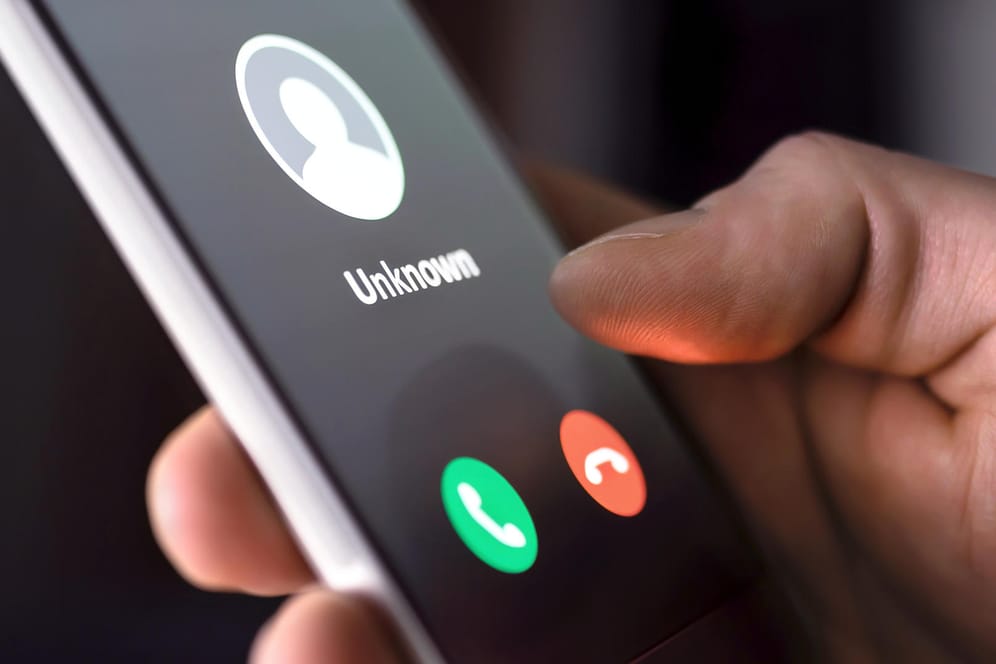 Ein unbekannter Anrufer ruft an (Symbolbild): Immer wieder melden Nutzer unerwünschte Nummern.