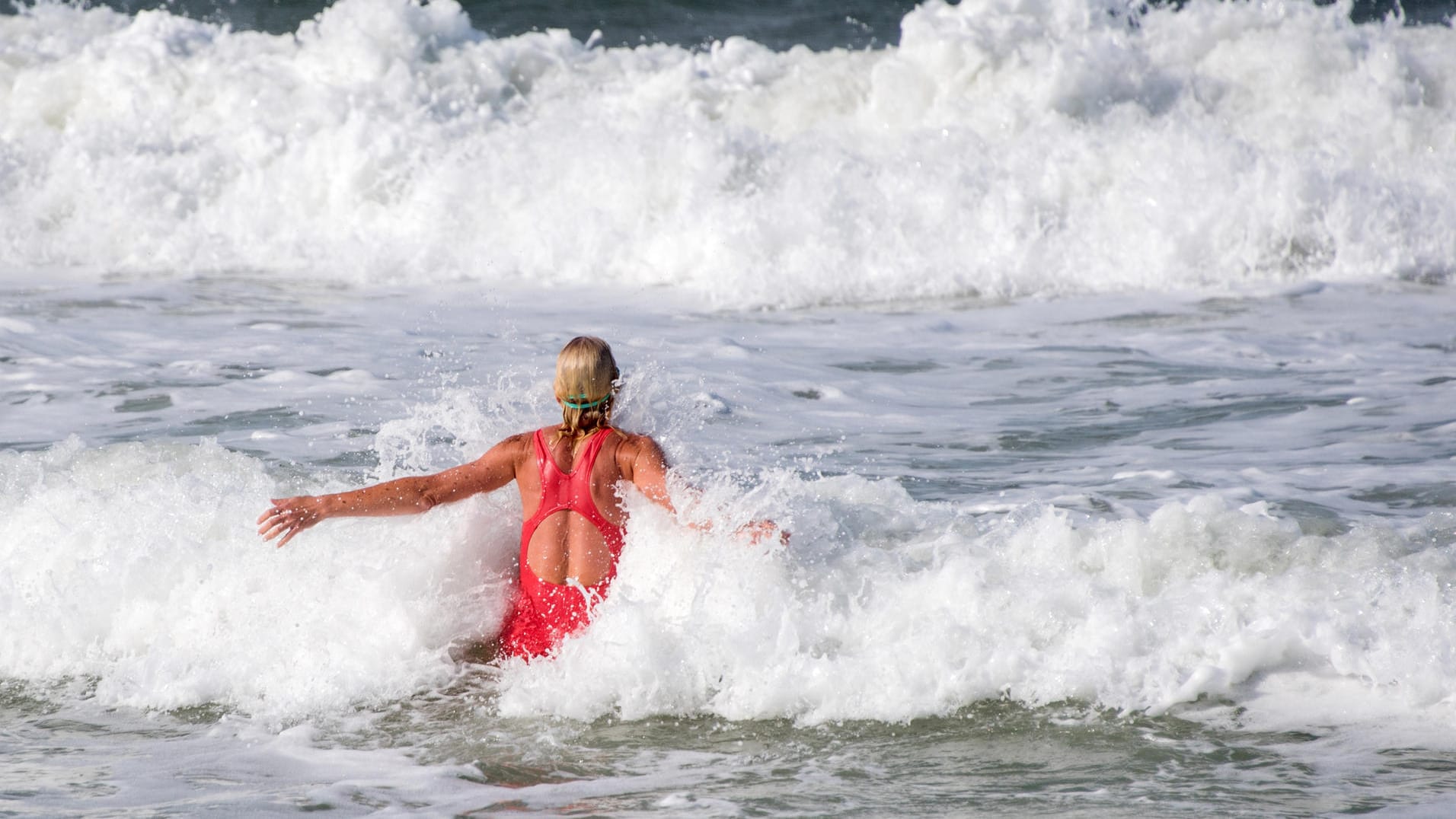 Schwimmen: In die Wellen zu springen, macht Spaß – im Meer lauern aber auch gefährliche Strömungen.