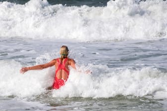 Schwimmen: In die Wellen zu springen, macht Spaß – im Meer lauern aber auch gefährliche Strömungen.