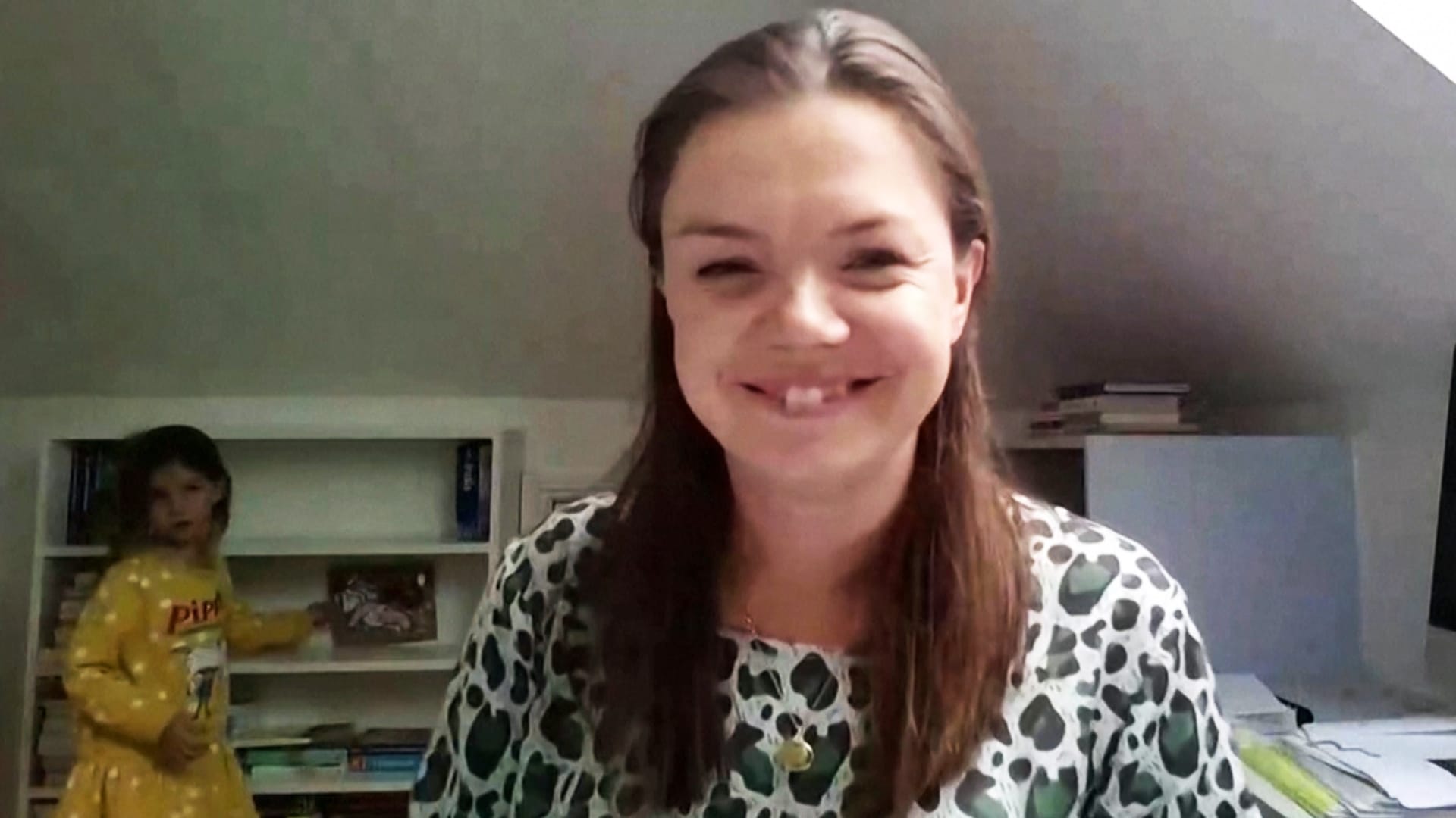 Störfaktor im Homeoffice: Die Tochter der Gesundheitsexpertin crasht Mamas Live-Interview im britischen Fernsehen. Störfaktor im Homeoffice: Die Tochter der Gesundheitsexpertin crasht Mamas Live-Interview im britischen Fernsehen.