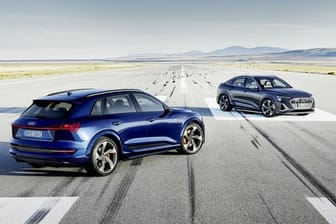 Mit dem S-Modell legt Audi ab Herbst eine noch sportlichere Variante vom E-Tron und E-Tron Sportback (r.