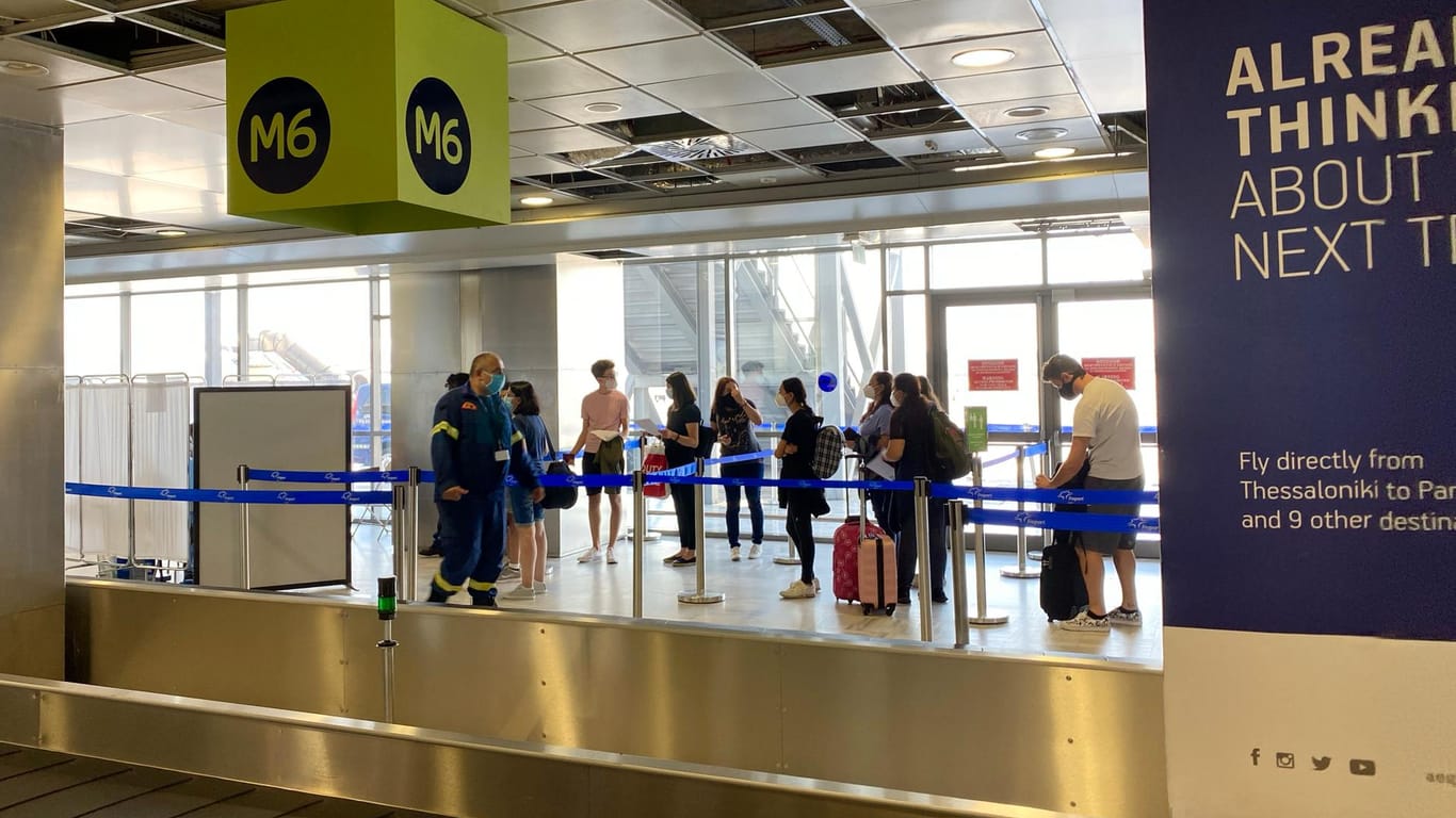Corona-Tests: Hinter einer provisorischen Stellwand wurden im Flughafen Thessaloniki Reisende auf Covid-19 getestet.