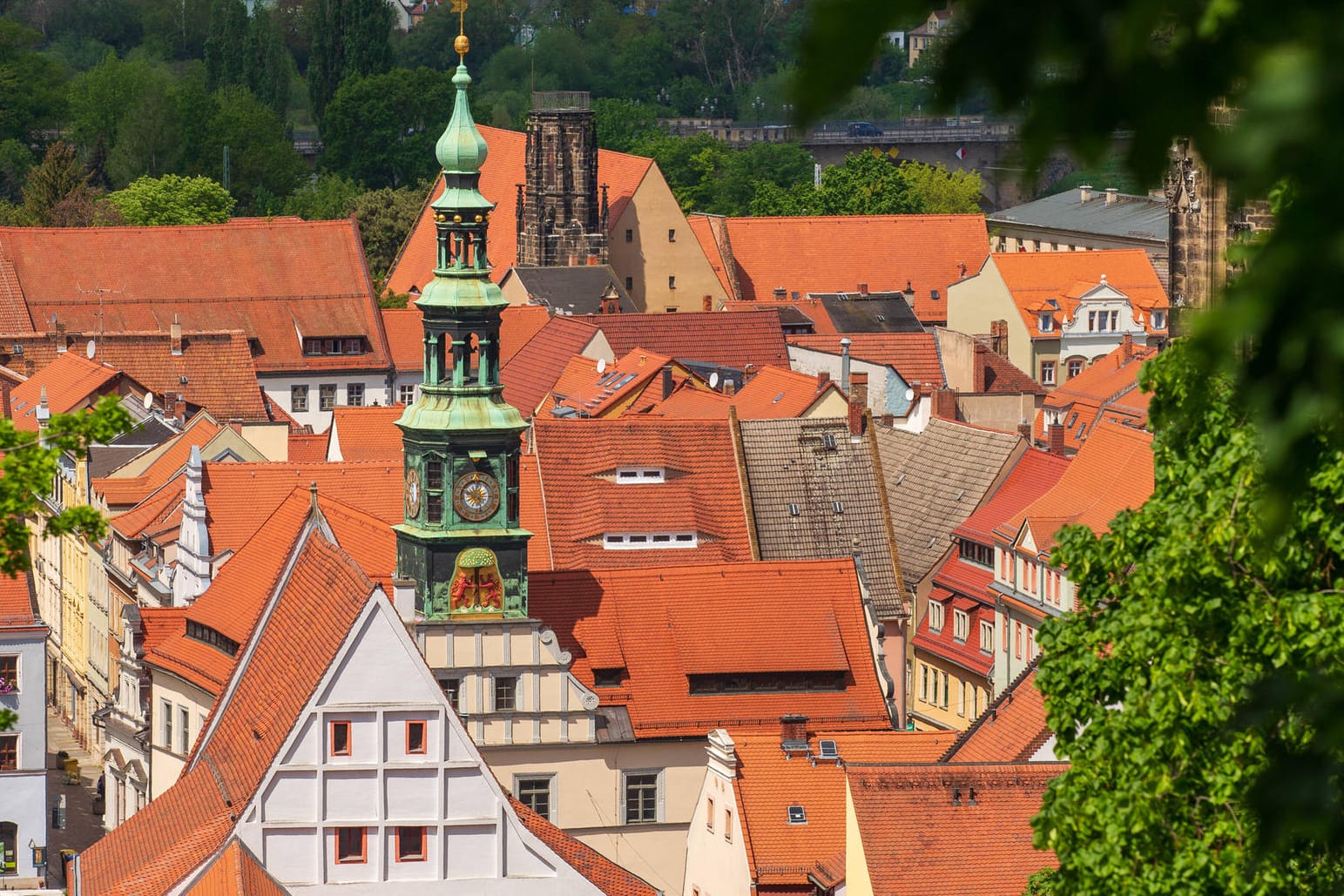 Blick auf das Rathaus von Pirna: In einem automatischen Parkhaus in der Innenstadt hat es ein tödliches Unglück gegeben.