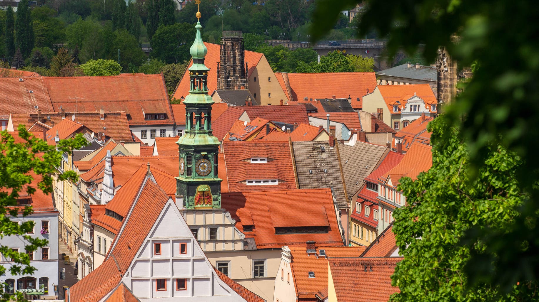 Blick auf das Rathaus von Pirna: In einem automatischen Parkhaus in der Innenstadt hat es ein tödliches Unglück gegeben.