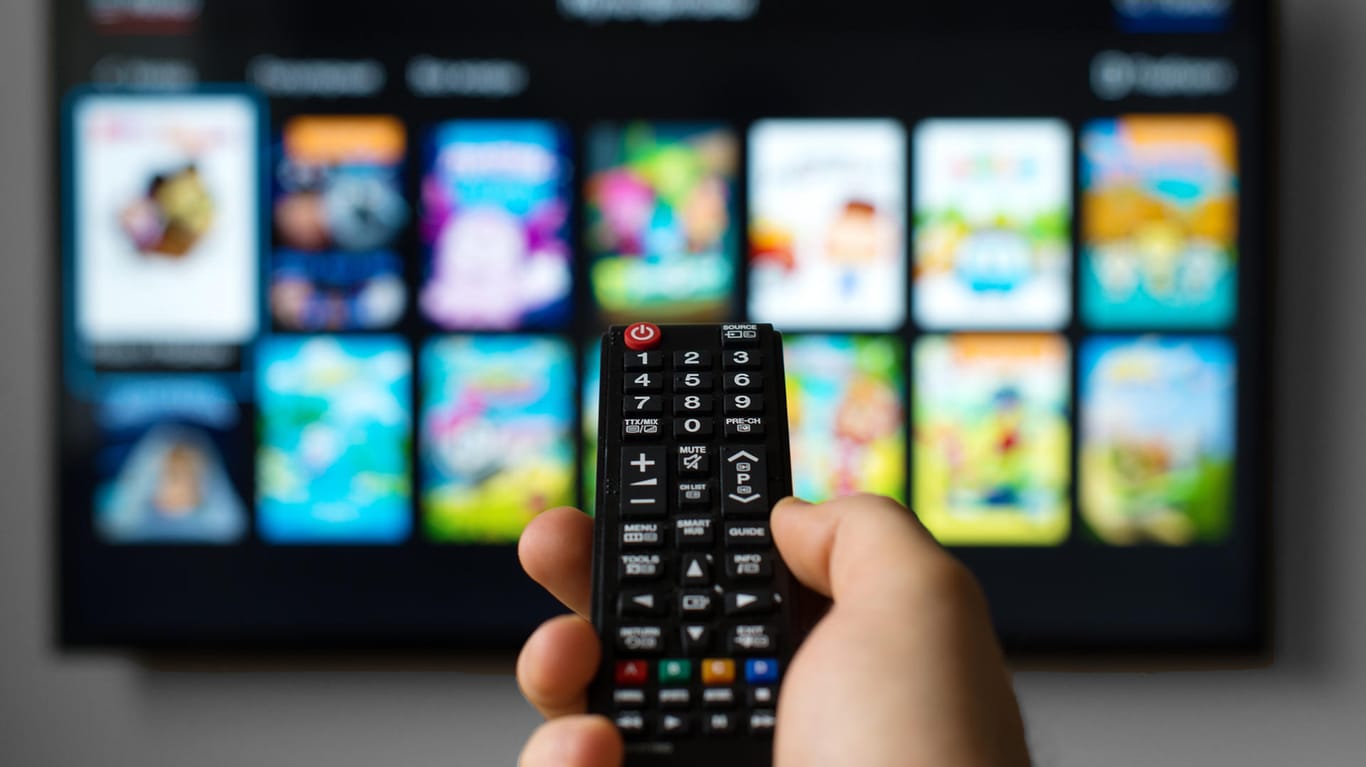 Ein Mann nutzt einen Fernseher (Symbolbild): Smart TVs bieten viele Möglichkeiten.
