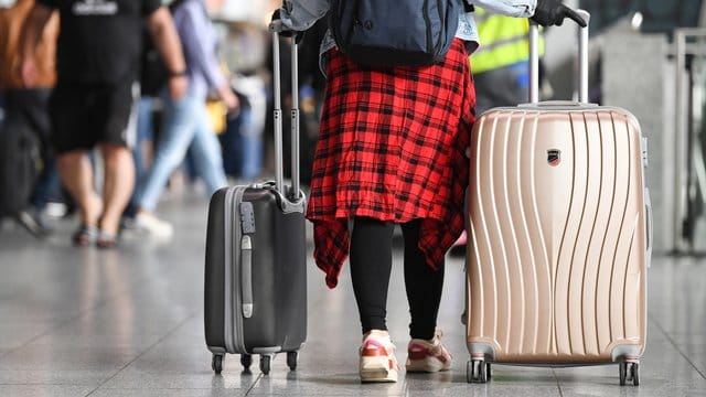 Reisende, die aus Covid-19-Risikogebieten zurückkehren, müssen in einigen Bundesländern in Quarantäne.