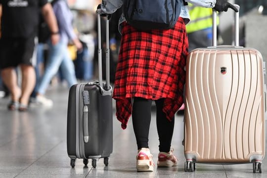 Reisende, die aus Covid-19-Risikogebieten zurückkehren, müssen in einigen Bundesländern in Quarantäne.