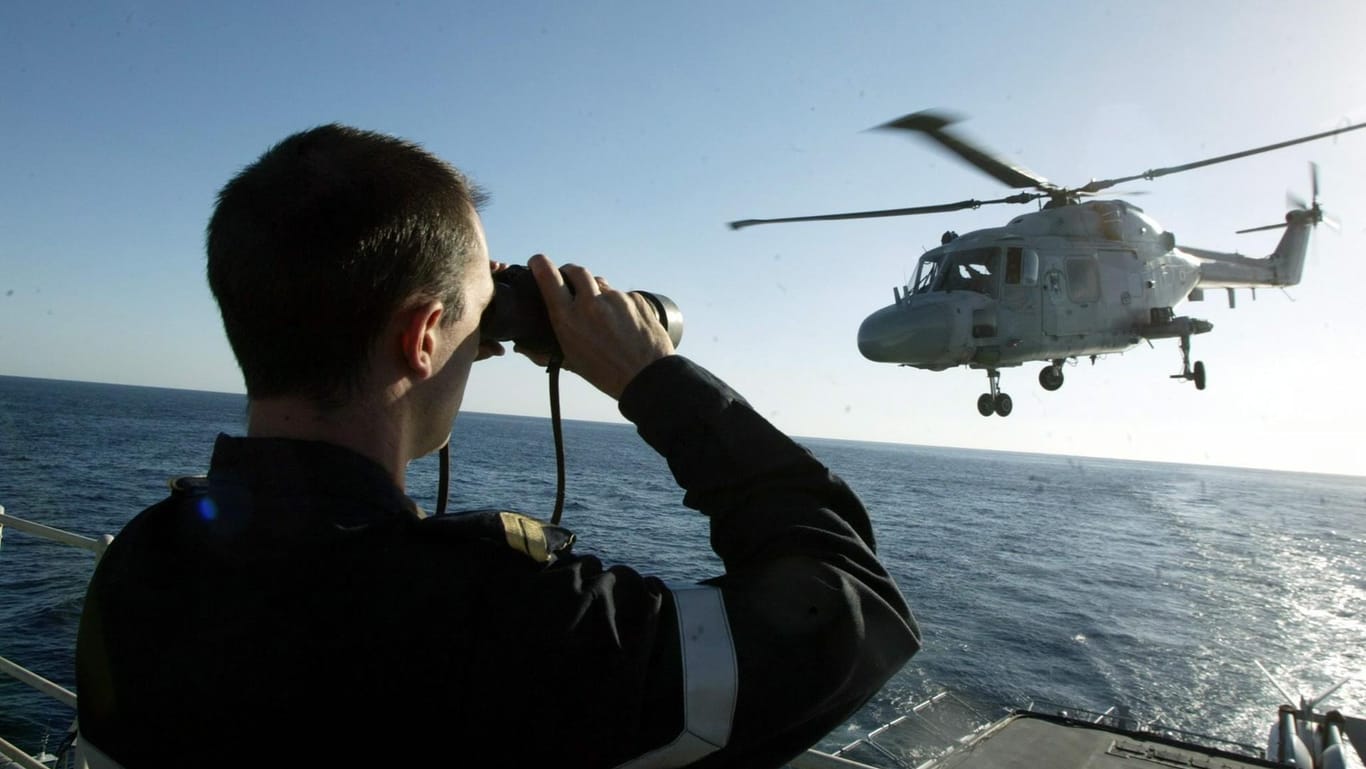 Ein Hubschrauber der französischen Marine über dem Mittelmeer: Ein Bericht von Nato-Militärexperten würde zeigen, dass Frankreich nicht die Wahrheit sage. (Symbolbild)