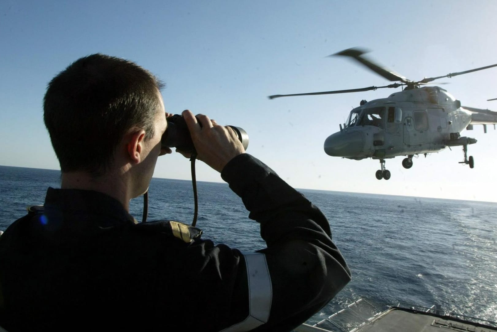 Ein Hubschrauber der französischen Marine über dem Mittelmeer: Ein Bericht von Nato-Militärexperten würde zeigen, dass Frankreich nicht die Wahrheit sage. (Symbolbild)