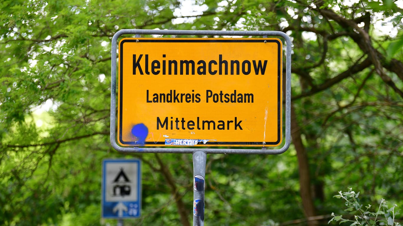 "Kleinmachnow – Landkreis Potsdam-Mittelmark" steht auf einem Schild: In einem Wald ist Ende Juni eine Joggerin vergewaltigt worden.