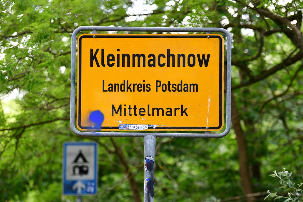 "Kleinmachnow – Landkreis Potsdam-Mittelmark" steht auf einem Schild: In einem Wald ist Ende Juni eine Joggerin vergewaltigt worden.