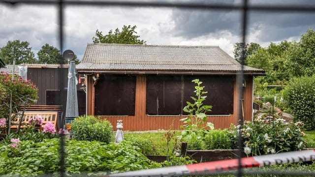 Absperrband umgibt den mutmaßlichen Tatort der Missbrauchsfälle: Eine Gartenlaube am Rande von Münster. Absperrband umgibt den mutmaßlichen Tatort der Missbrauchsfälle: Eine Gartenlaube am Rande von Münster.