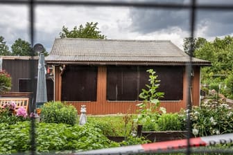 Absperrband umgibt den mutmaßlichen Tatort der Missbrauchsfälle: Eine Gartenlaube am Rande von Münster.