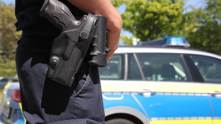Polizist mit Waffe: In Soest soll ein 18-Jähriger seinen Onkel erstochen haben. Die Beamten konnten ihn festnehmen. (Symbolbild)