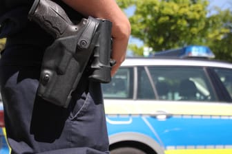 Polizist mit Waffe: In Soest soll ein 18-Jähriger seinen Onkel erstochen haben. Die Beamten konnten ihn festnehmen. (Symbolbild)