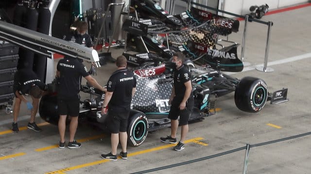 Mercedes-Techniker arbeiten in Spielberg am Auto von Lewis Hamilton.