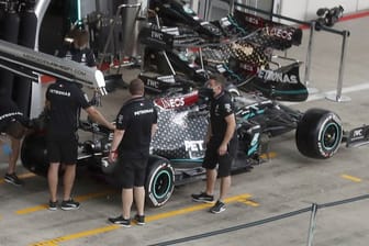 Mercedes-Techniker arbeiten in Spielberg am Auto von Lewis Hamilton.