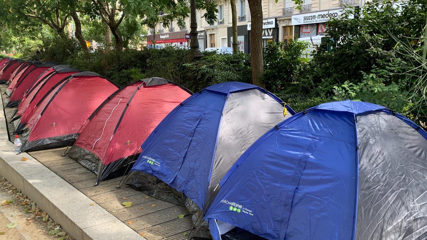 Zeltcamp mitten in Paris: Hilfsorganisationen wollen so auf die prekäre Lage minderjähriger Asylsuchender aufmerksam machen.