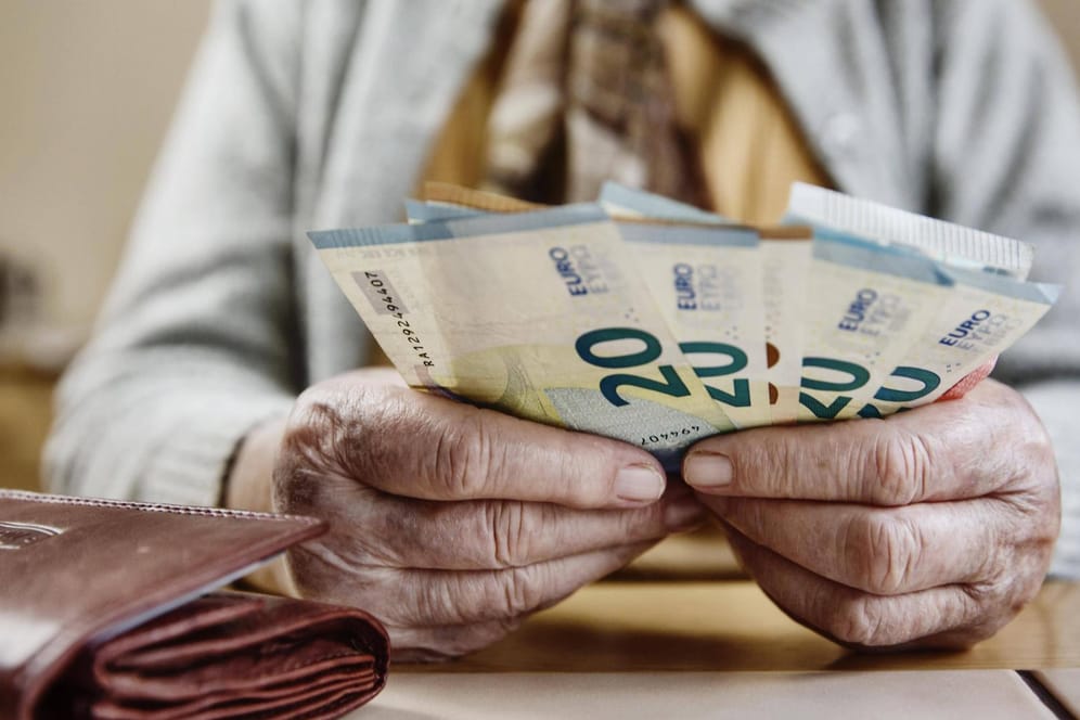 Eine ältere Frau mit Geldscheinen (Symbolbild): Der Bundestag hat die Grundrente beschlossen.