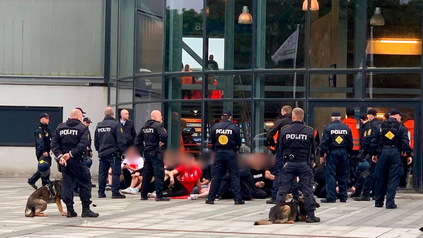 Fans von Aalborg BK: Dänische Polizisten kontrollieren die Personalien der Unruhestifter.