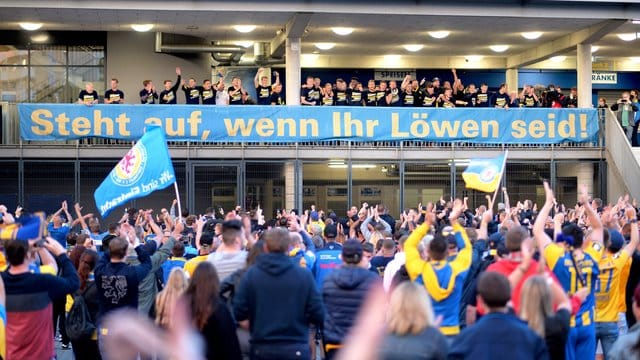 Mit zahlreichen Fans feierten die Spieler von Eintracht Braunschweig den Aufstieg in die 2. Mit zahlreichen Fans feierten die Spieler von Eintracht Braunschweig den Aufstieg in die 2.