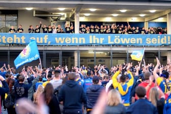 Mit zahlreichen Fans feierten die Spieler von Eintracht Braunschweig den Aufstieg in die 2.