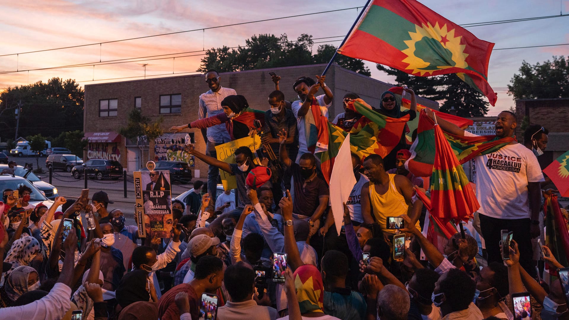 Proteste von Äthiopiern: Mitglieder der Oromo-Gemeinde von Minnesota (USA) halten Flaggen hoch und singen Lieder des ermordeten Sängers Hachalu Hundessa.