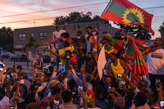 Proteste von Äthiopiern: Mitglieder der Oromo-Gemeinde von Minnesota (USA) halten Flaggen hoch und singen Lieder des ermordeten Sängers Hachalu Hundessa.