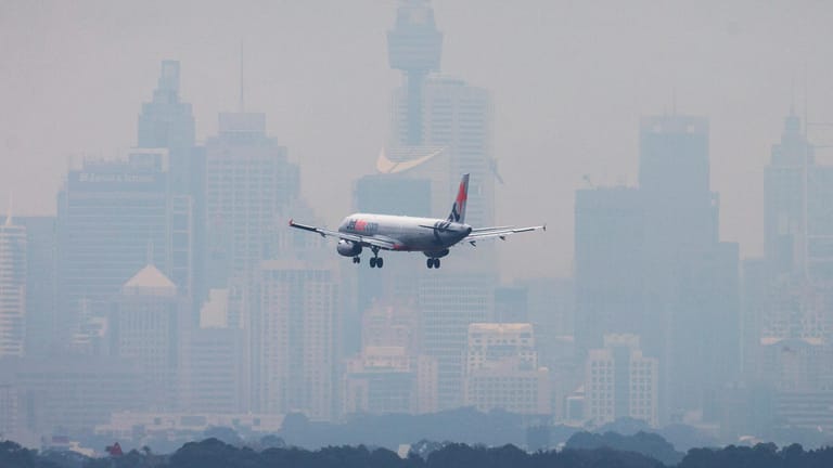 Ein Flugzeug landet in Sydney: Der Luftverkehr ist in der Corona-Krise drastisch eingebrochen.