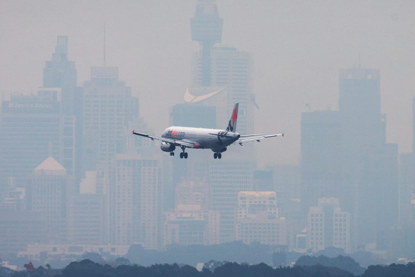 Ein Flugzeug landet in Sydney: Der Luftverkehr ist in der Corona-Krise drastisch eingebrochen.