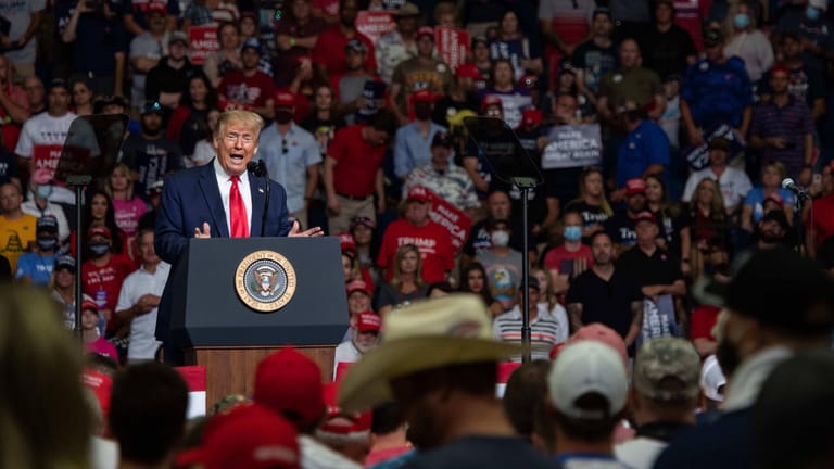 Donald Trump bei einem Wahlkampfauftritt in Tulsa: 12.000 Menschen waren anwesend. Die wenigsten trugen Masken. Der Präsident verzichtet ebenfalls.