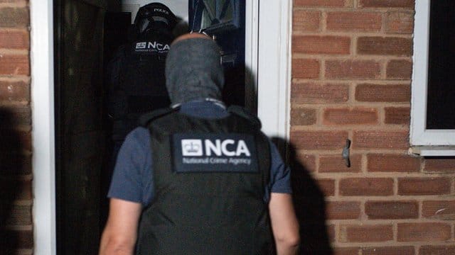 Die National Crime Agency (NCA) und die Polizei beteiligen sich an einer Razzia. Die National Crime Agency (NCA) und die Polizei beteiligen sich an einer Razzia.