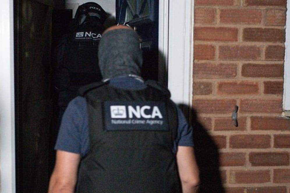 Die National Crime Agency (NCA) und die Polizei beteiligen sich an einer Razzia.