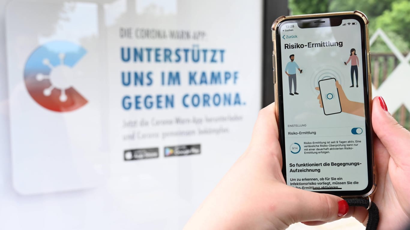 Eine Frau hält ein Smartphone mit der Corona-Warn-App in der Hand (Symbolbild): Ersten Düsseldorfern wurde nun ein "erhöhtes Risiko" angezeigt.
