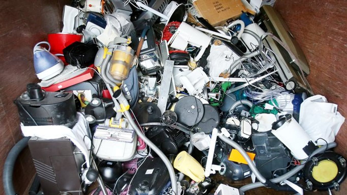 Ausrangierte Haushaltsgeräte und andere Elektrogeräte liegen in einem Sammelbehälter für Elektroschrott.