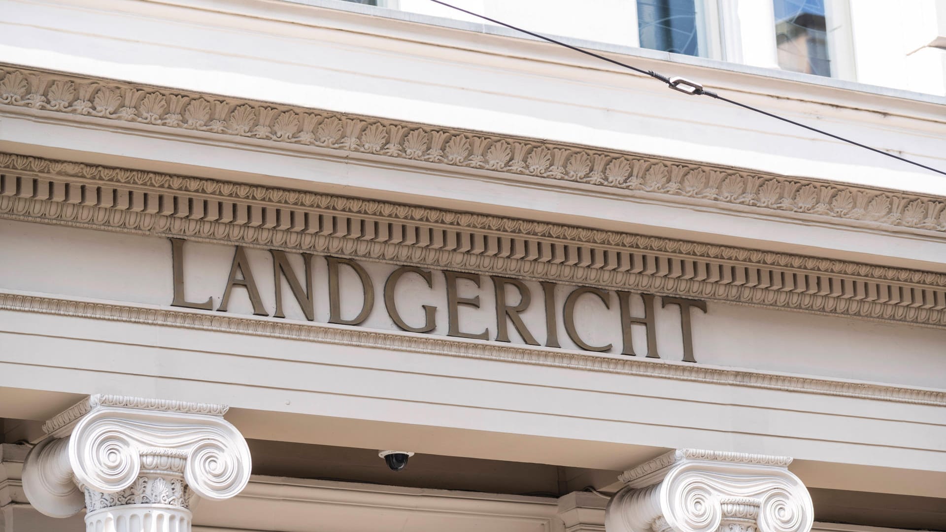 Das Gebäude des Bonner Landgerichts: Ein Mann muss sich hier wegen des versuchten Totschlages durch Unterlassen an seiner Mutter verantworten. Das Gebäude des Bonner Landgerichts: Ein Mann muss sich hier wegen des versuchten Totschlages durch Unterlassen an seiner Mutter verantworten.