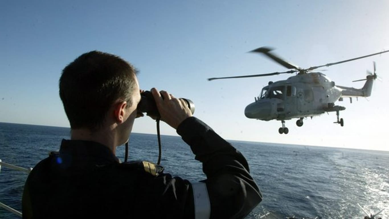 Ein Hubschrauber der französischen Marine hebt von der Fregatte "Tourville" auf dem Roten Meer ab.