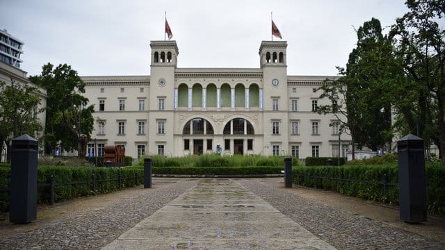 Blick auf das Museum Hamburger Bahnhof in Berlin.