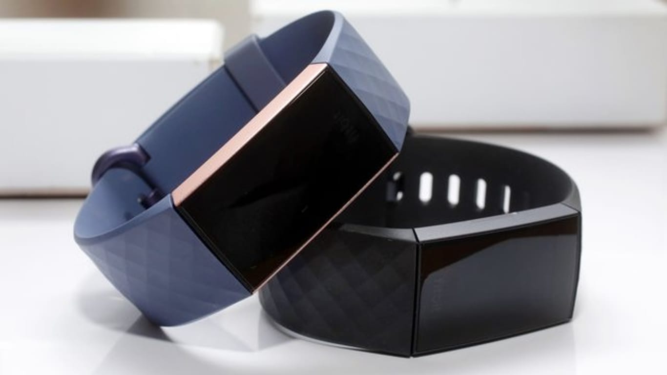 Fitbit Charge 3 Fitness-Tracker wird in New York ausgestellt.