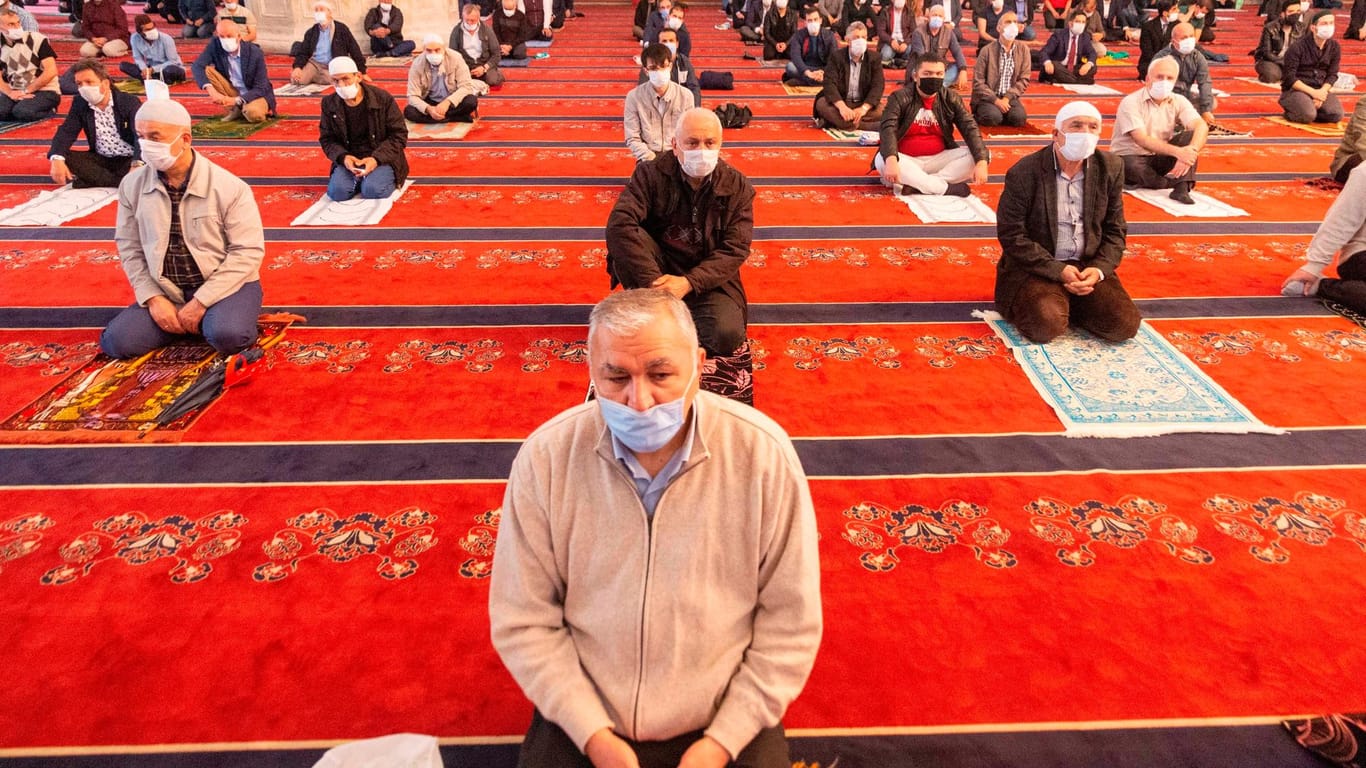 Freitagsgebet in Corona-Zeiten: Auch Muslime erleben viele Einschränkungen durch die Corona-Krise.