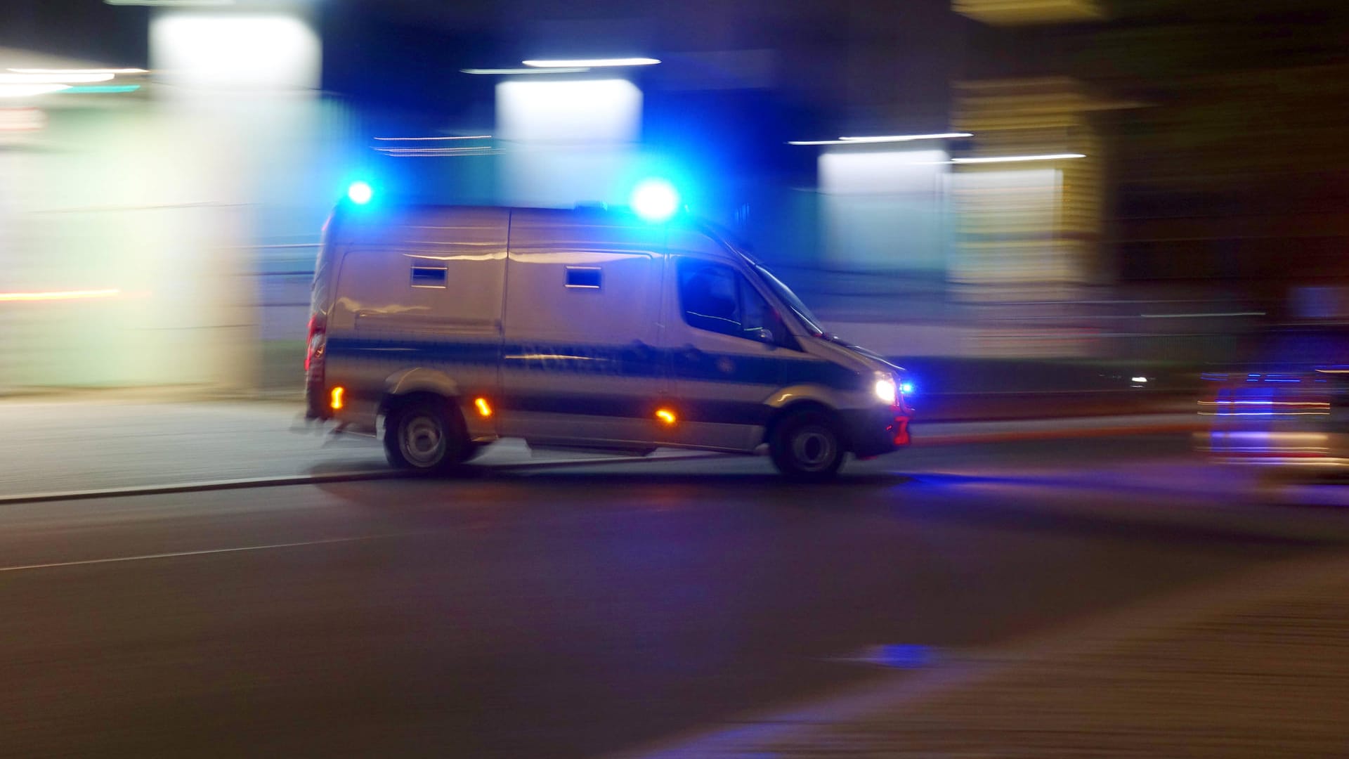 Ein Einsatzwagen der Polizei fährt zu einem Einsatz (Symbolbild): Fünf Männer sollen Alkohol aus einer Garage gestohlen haben.