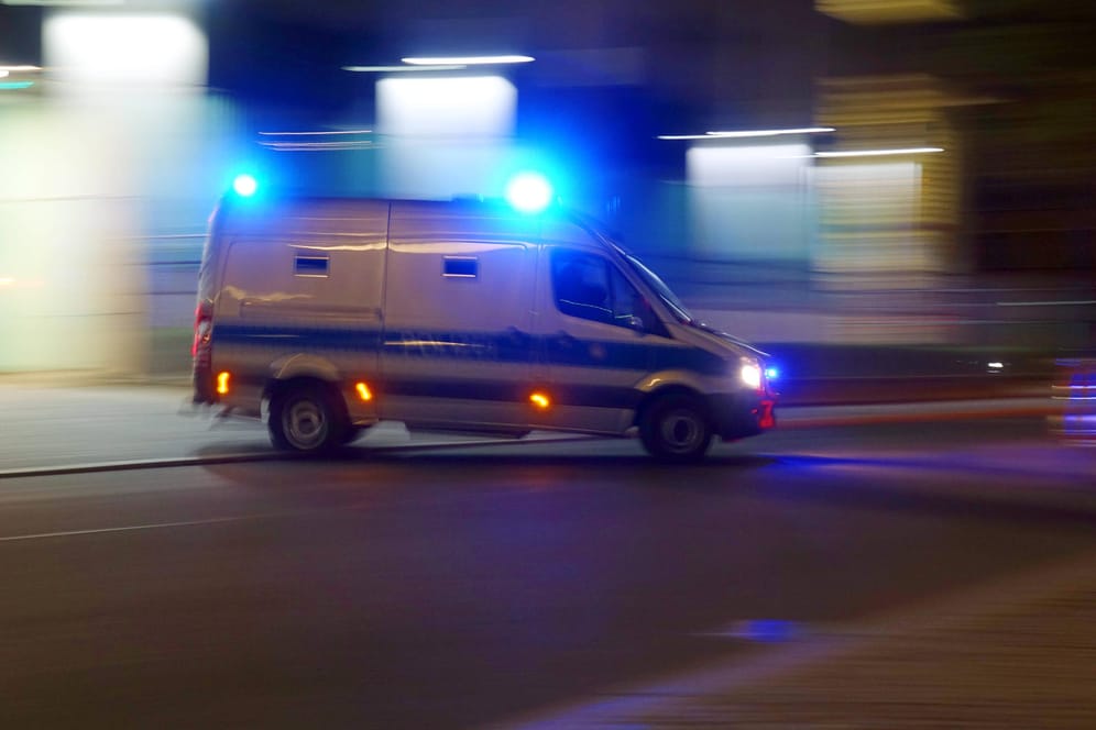 Ein Einsatzwagen der Polizei fährt zu einem Einsatz (Symbolbild): Fünf Männer sollen Alkohol aus einer Garage gestohlen haben.