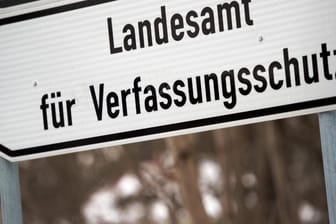 Landesamt für Verfassungsschutz in Dresden: Die Behörde mit 200 Mitarbeitern soll rechtswidrig Daten über AfD-Abgeordnete gesammelt haben und muss sie löschen.