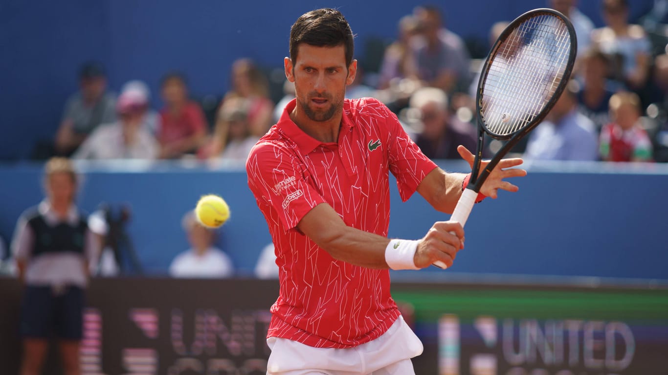 Novak Djokovic bei der Adria Tour: Außer auf dem Tenniscourt trafen sich die Stars bei Showtour auch auf einer Party. Abstand hielten sie dabei nicht – prompt infizierten sich einige mit dem Coronavirus.