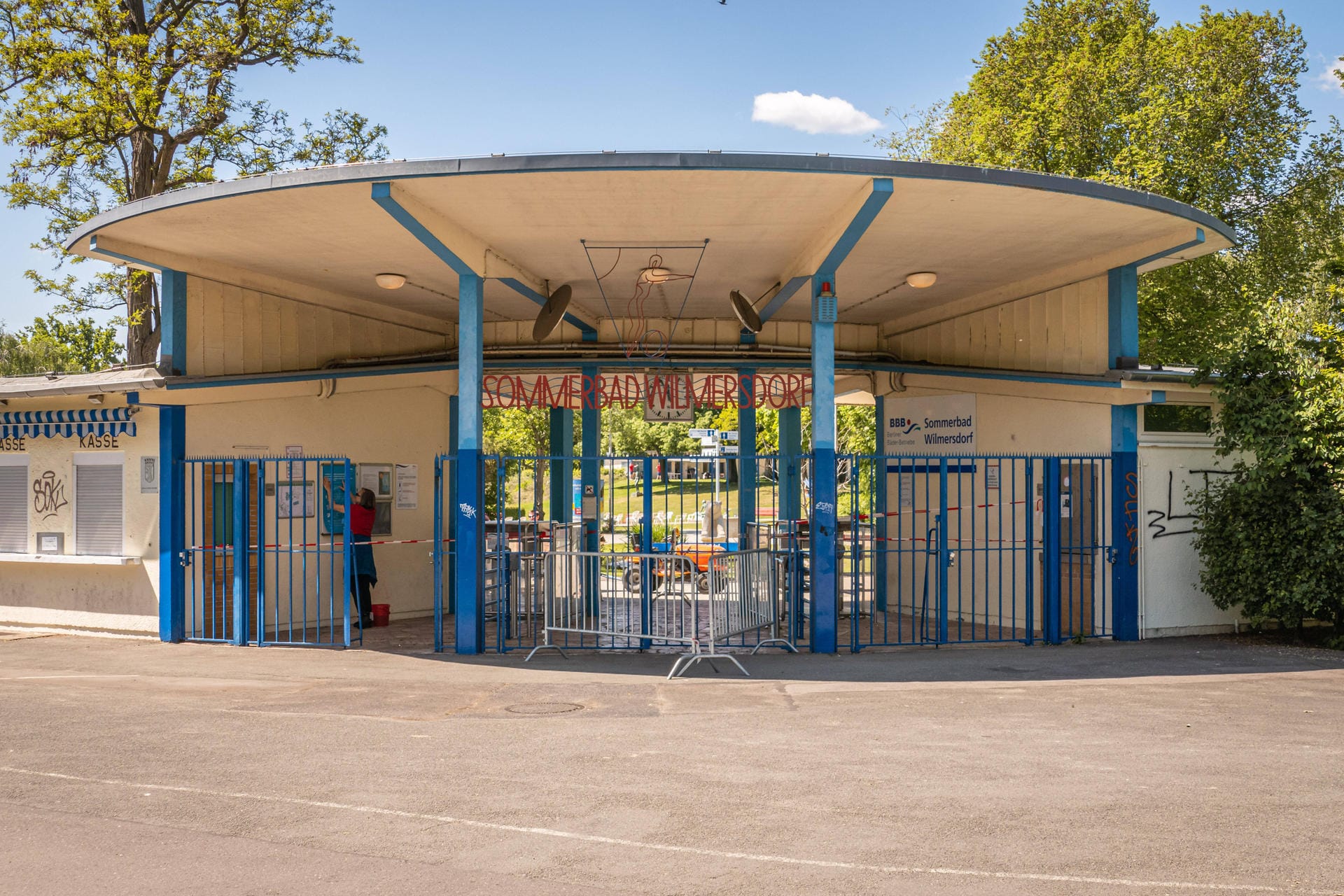 Der Eingang vom Sommerbad Wilmersdorf: Wegen eines Corona-Falls in der Belegschaft ist das Freibad geschlossen worden.