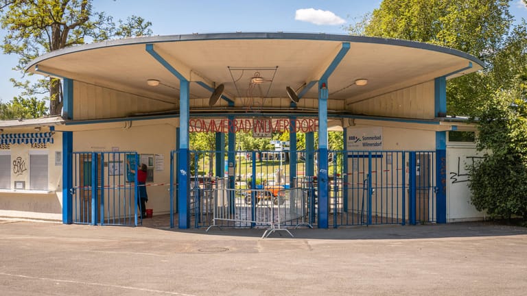 Der Eingang vom Sommerbad Wilmersdorf: Wegen eines Corona-Falls in der Belegschaft ist das Freibad geschlossen worden.