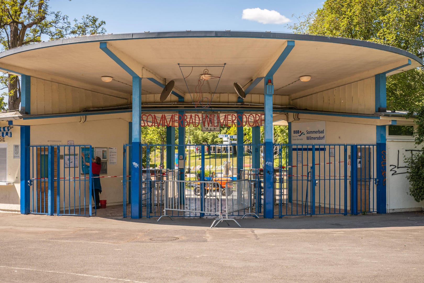 Der Eingang vom Sommerbad Wilmersdorf: Wegen eines Corona-Falls in der Belegschaft ist das Freibad geschlossen worden.