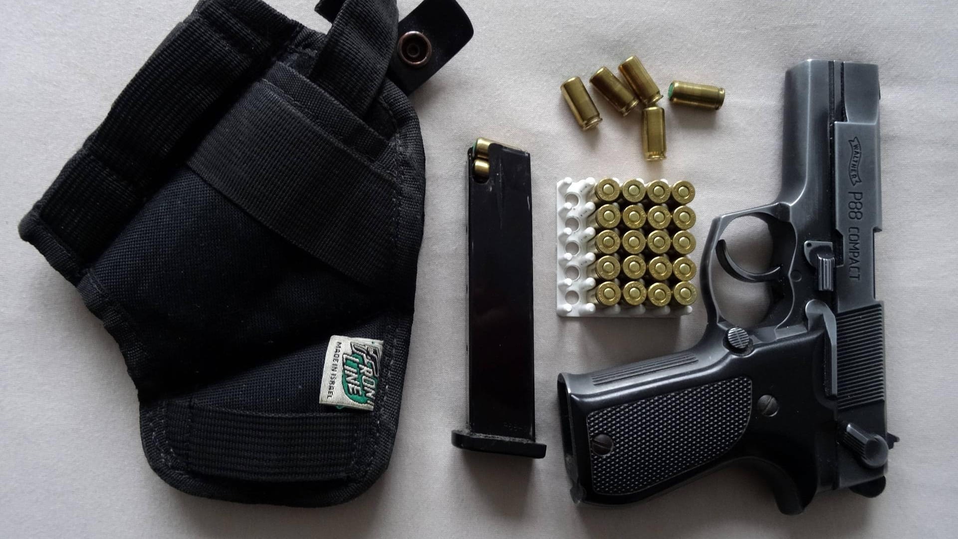 Eine Schreckschusswaffe mit Waffenhalter und Munition (Symbolbild): Nach einem Verkehrsunfall soll in Dortmund geschossen worden sein. Eine Schreckschusswaffe mit Waffenhalter und Munition (Symbolbild): Nach einem Verkehrsunfall soll in Dortmund geschossen worden sein.