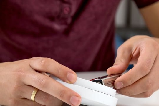 Wer einen alten Rauchmelder entsorgt, sollte besser vorher die Batterien entfernen.